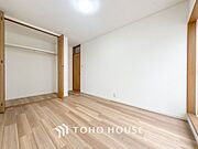 【プライベートなじかん】心と体をゆったりと安らげる主寝室。寝室のゆとりが大きい分だけ、暮らしの安らぎは深まります。一日の疲れを癒すだけでなく、ご夫婦の親密な語らいを紡ぎ出します。