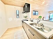 【美味しいゴハン】大型の冷蔵庫やレンジボードもしっかり置ける広々としたキッチンスペースが大事。ゆとりある空間で作業ができるとお料理の腕も日に日に上がりそうな気がしてきます。