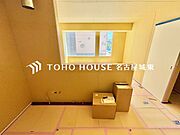 【子育てしながら】『美しく＆使いやすい』優しい温もりを醸し出すカウンターキッチンは料理の為の配慮を散りばめられた仕様です。家事をしながらお子様の様子を見守れる安心感もあります。