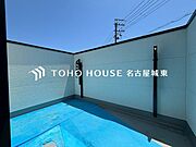 【やわらかい街の風】頬をなでる優しい風を感じることが出来るバルコニー。つい深呼吸をしたくなる気持ちの良い眺望はこのお部屋の自慢です。洗濯物を干すスペースとしても十分な広さがあります。