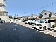 【もう駐車場探しに迷わない】マンション内敷地内にゆとりある駐車スペースを確保。近隣の月極駐車場を探す手間や、雨の日の移動ストレスから解放されます。大切な愛車を、より身近で安心できる場所に。