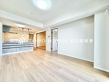 【楽しい我が家が一番】明るく開放的な空間が広がるリビングダイニング。室内には豊かな陽光が注ぎ込み、爽やかな住空間を演出。ホームパーティーでもゲストと一緒に料理を楽しみながら楽しい時間を過ごせそう。