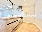 【夫婦でなかよく】作業スペースを多くとった対面キッチン。ふたり並んでキッチンに立っても調理がしやすくゆとりある広さ。食器類もすっきりと片付く収納力が期待できます。家事をしながら会話も弾みます。