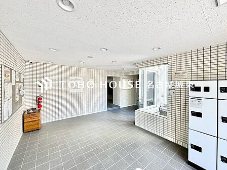 【お家へ帰ろう】ここに住まわれる人にだけに許された専用のエントランス。我が家に帰ってきた安心感を与えてくれる最初のプライベート空間です。