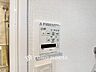 設備：【浴室換気乾燥暖房機】その名のとおり、乾燥・暖房・換気・涼風・24時間換気と年間を通じて活躍してくれる多機能アイテムです。雨の日のお洗濯物干しからシックハウス対策まで幅広く活躍してくれます。