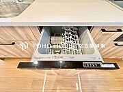 【ビルトインタイプ食器洗乾燥機】食器洗いの手間＆時間が軽減できるアイテム。高温水や高圧水流を使うことにより効率よく食器洗浄できます。殺菌効果も高いので哺乳瓶などを使う家庭でも大変便利です。
