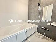 【癒しのバスタイム】一日の疲れを癒すための浴室はゆとりあるサイズを採用。保温機能付き、汚れをはじく有機ガラス系の新素材を採用した浴室。美しく機能的な設備を採用しています。