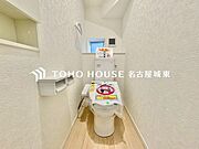 【シンプルが一番】水周りはシンプルに清潔感のあるホワイトで統一。収納が付いて実用性も兼ね備えた造り。換気出来るよう、窓も完備。いつも清潔な空間を保てるよう配慮しました。
