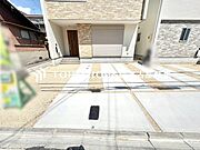 【愛車と過ごす、ゆとりある毎日を】敷地内に専用駐車スペースを確保。月極駐車場を探す手間や雨の日の移動ストレスから解放されます。出し入れしやすい空間が、あなたのアクティブなカーライフを足元から支えます。