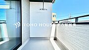 【やわらかい街の風】頬をなでる優しい風を感じることが出来るバルコニー。つい深呼吸をしたくなる気持ちの良い眺望はこのお部屋の自慢です。洗濯物を干すスペースとしても十分な広さがあります。
