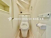 【快適仕様の空間】ホワイトで統一された清潔感ある空間。スペースの節約ができ、ゆったりとした空間が確保できています。便利な収納棚も設置した、使いやすさを重視する造りになっております。