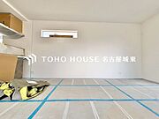 【居心地の良い我が家】一日の中で多くの時間を過すことになるリビングダイニングだからこそ、いつも穏やかな空間であることが必然。爽やかな通風と採光を存分に感じる事が出来る空間です。