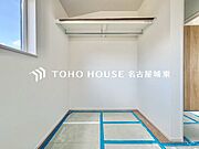 【収納上手＆かたづけ上手】キッチン隣接のパントリー収納。常温の食品の保管庫として米や麺類、乾物や缶詰、インスタント食品、調味料、水や酒類などの収納に便利です。災害時の非常食の置き場所としても◎。