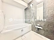 【日常を忘れる、清潔で静かな休息場所。】湯船に浸かれば、心身ともに深い安らぎに包まれます。湯気と共に疲れが溶け出すような、清々しく穏やかなバスタイムをどうぞ。