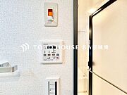 【浴室換気乾燥暖房機】その名のとおり、乾燥・暖房・換気・涼風・24時間換気と年間を通じて活躍してくれる多機能アイテムです。雨の日のお洗濯物干しからシックハウス対策まで幅広く活躍してくれます。