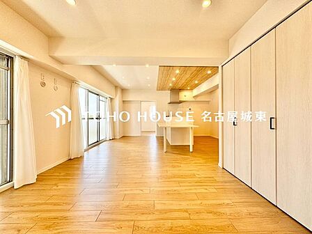 【居心地の良い我が家】一日の中で多くの時間を過すことになるリビングダイニングだからこそ、いつも穏やかな空間であることが必然。爽やかな通風と採光を存分に感じる事が出来る空間です。