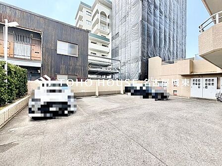 【もう駐車場探しに迷わない】マンション内敷地内にゆとりある駐車スペースを確保。近隣の月極駐車場を探す手間や、雨の日の移動ストレスから解放されます。大切な愛車を、より身近で安心できる場所に。