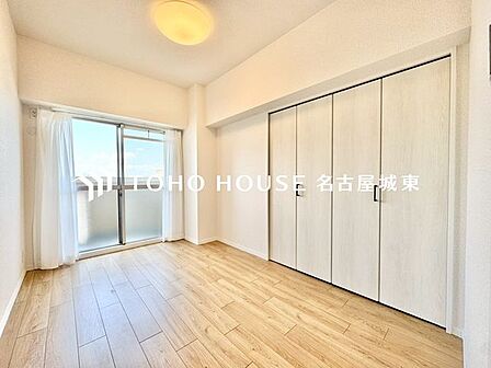 【子供の成長に合わせて】お子様の成長と共に「住まい方」も変化していきます。居室にはクローゼットを完備し、自由度の高い家具の配置が叶うシンプルな空間です。