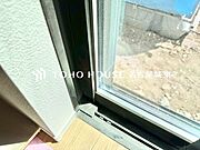【ペアガラス】断熱複層ガラスとも呼ばれます。ガラスとガラスの間に空気層や特殊ガス層を作ることで、断熱性能や結露防止効果を高めたガラスを採用したサッシが装備されています。