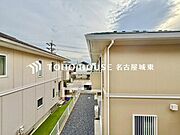 【四季を感じながら】手を伸ばせば触れることが出来そうな風景が、そのままインテリアになったような印象です。その豊かな眺望にふさわしい空間は、通風・採光も優れ、心地よい光と風が溢れます。