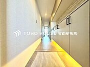 【ただいま！おかえり！】清潔感溢れる玄関がお出迎えする本邸宅の物語は、ここからは始まる日常を期待させます。おでかけの時も帰った時も、「我が家」を最初に感じてもらえる素敵な空間に。
