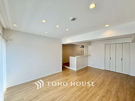 【居心地の良い我が家】一日の中で多くの時間を過すことになるリビングダイニングだからこそ、いつも穏やかな空間であることが必然。爽やかな通風と採光を存分に感じる事が出来る空間です。