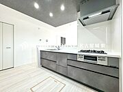 【夫婦でなかよく】作業スペースを多くとった対面キッチン。ふたり並んでキッチンに立っても調理がしやすくゆとりある広さ。食器類もすっきりと片付く収納力が期待できます。家事をしながら会話も弾みます。