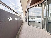 【やわらかい街の風】頬をなでる優しい風を感じることが出来るバルコニー。つい深呼吸をしたくなる気持ちの良い眺望はこのお部屋の自慢です。洗濯物を干すスペースとしても十分な広さがあります。