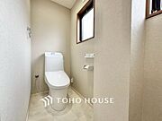 【シンプルが一番】水周りはシンプルに清潔感のあるホワイトで統一。収納が付いて実用性も兼ね備えた造り。換気出来るよう、窓も完備。いつも清潔な空間を保てるよう配慮しました。