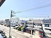 【四季を感じながら】手を伸ばせば触れることが出来そうな風景が、そのままインテリアになったような印象です。その豊かな眺望にふさわしい空間は、通風・採光も優れ、心地よい光と風が溢れます。