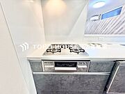 【3口ガスコンロ】毎日料理をする、料理が好き、家族が多く量を作る必要がある、等の方々にとって必須の3口コンロ。同時進行で効率アップはもちろん鍋を移動する回数が減り、無駄な動きを軽減することが出来ます。
