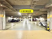 【もう駐車場探しに迷わない】マンション内敷地内にゆとりある駐車スペースを確保。近隣の月極駐車場を探す手間や、雨の日の移動ストレスから解放されます。大切な愛車を、より身近で安心できる場所に。