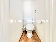 【シンプルが一番】水周りはシンプルに清潔感のあるホワイトで統一。もちろん温水洗浄機能付き便座です。いつも清潔な空間を保てるよう配慮しました。