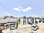 【四季を感じながら】手を伸ばせば触れることが出来そうな風景が、そのままインテリアになったような印象です。その豊かな眺望にふさわしい空間は、通風・採光も優れ、心地よい光と風が溢れます。
