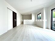 【楽しい我が家が一番】明るく開放的な空間が広がるリビングダイニング。室内には豊かな陽光が注ぎ込み、爽やかな住空間を演出。ホームパーティーでもゲストと一緒に料理を楽しみながら楽しい時間を過ごせそう。