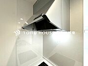 【レンジフード】見た目すっきりのスリムタイプのレンジフードが最近の流行りです。そのスタイリッシュな見た目からインテリアの一部としてもデザイン性が重視されています。掃除のし易さも◎。