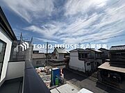 【四季を感じながら】手を伸ばせば触れることが出来そうな風景が、そのままインテリアになったような印象です。その豊かな眺望にふさわしい空間は、通風・採光も優れ、心地よい光と風が溢れます。