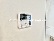 【オートバス】スイッチひとつで湯張りや追い炊きができるオートバス機能付き給湯システム。家事負担の軽減もさることながら、こまめな追い炊きはトータルでの節水＆省エネにも繋がるエコで便利な機能です。