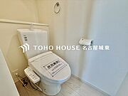 【快適仕様の空間】ホワイトで統一された清潔感ある空間。スペースの節約ができ、ゆったりとした空間が確保できています。便利な収納棚も設置した、使いやすさを重視する造りになっております。