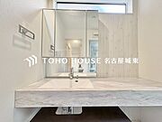 【身だしなみOK】シャワー機能付きの洗面台には使いやすい横長ボウル、スマートに収まる収納と充実しています。あわただしい朝の洗面タイムもばっちりです。