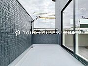 【やわらかい街の風】頬をなでる優しい風を感じることが出来るバルコニー。つい深呼吸をしたくなる気持ちの良い眺望はこのお部屋の自慢です。洗濯物を干すスペースとしても十分な広さがあります。