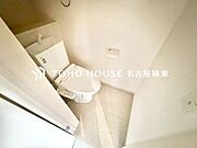 【快適仕様の空間】ホワイトで統一された清潔感ある空間。スペースの節約ができ、ゆったりとした空間が確保できています。便利な収納棚も設置した、使いやすさを重視する造りになっております。