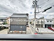 【四季を感じながら】手を伸ばせば触れることが出来そうな風景が、そのままインテリアになったような印象です。その豊かな眺望にふさわしい空間は、通風・採光も優れ、心地よい光と風が溢れます。