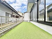 【マイホームは庭付き】住みながらお庭を持つ。そんな贅沢が実現する戸建。日当たりも良く、家庭菜園や植栽を育てるのに適したお庭はこれからの生活に緑という癒しを与えてくれます。