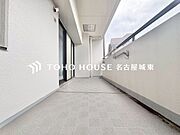 【やさしい陽の光】暖かい陽ざしが差込むバルコニー。晴れた日には洗濯物が良く乾きます。風通しも良好です。