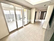 【マンションの第一印象】重厚感溢れるエントランスは、マンションの一つの特徴でもあります。セキュリティーに守られている館内は静寂な中が保たれており、管理が行き届いている印象を受けました。