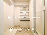 【身支度ばっちり】十分な大きさの洗面台は収納もさる事ながら、身だしなみチェックや歯磨きなど、朝の慌ただしい時間でもゆとりあるスペースで余裕を感じて頂けます。