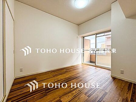 【子供の成長に合わせて】お子様の成長と共に「住まい方」も変化していきます。居室にはクローゼットを完備し、自由度の高い家具の配置が叶うシンプルな空間です。