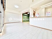 【家族のトクベツな空間】インティメイトなくつろぎを愉しむリビングルームはひそやかな憩いの場となります。リビングとダイニング、2つの空間機能を活かし、ライフスタイルに新しいゆとりをもたらします。