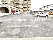 【もう駐車場探しに迷わない】マンション内敷地内にゆとりある駐車スペースを確保。近隣の月極駐車場を探す手間や、雨の日の移動ストレスから解放されます。大切な愛車を、より身近で安心できる場所に。